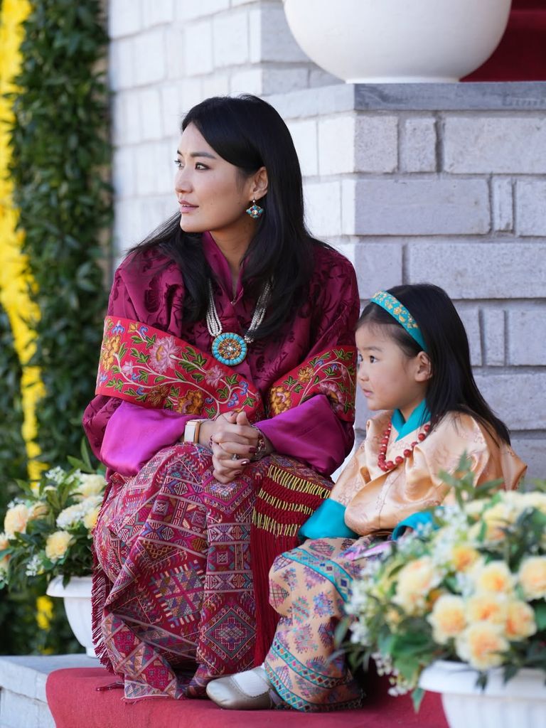 Jetsun Pema, reina de Bután, junto a una de sus hijas en el Día Nacional, 2025.