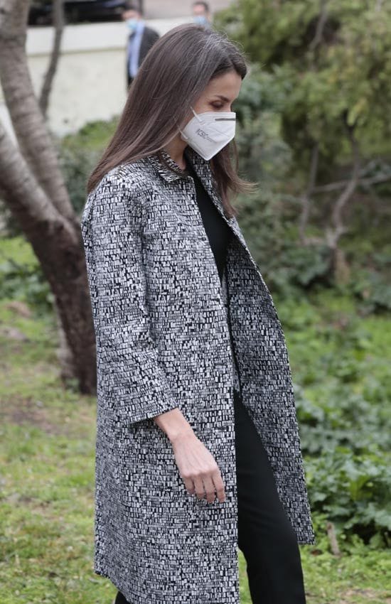 Reina Letizia con abrigo jaspeado