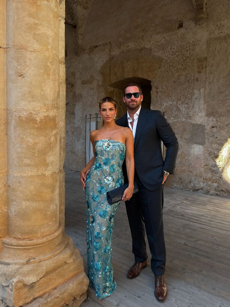 Cass DiMicco, un vestido azul de pedrería que juega con el volumen