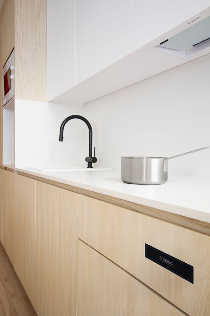 Placa de inducción invisible en una cocina moderna