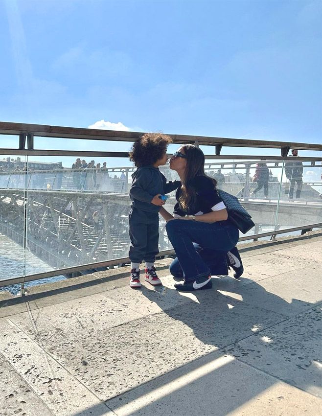 Hiba Abouk con sus hijos