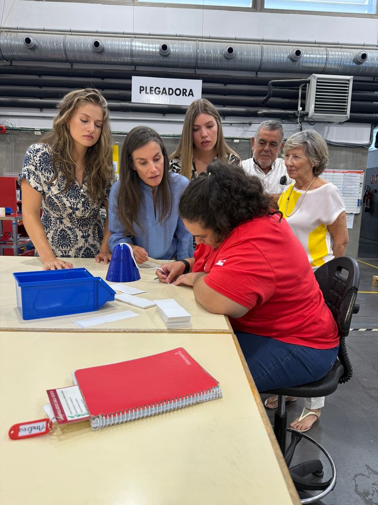 La reina Letizia, la princesa Leonor y la infanta Sofía visitan la fundación Esment en Mallorca