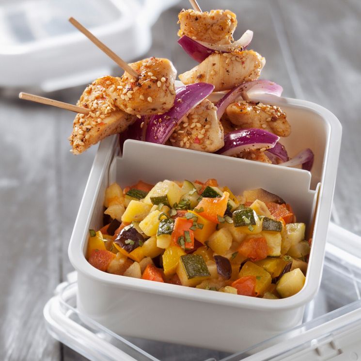 Brochetas de pollo con salteado de verduras