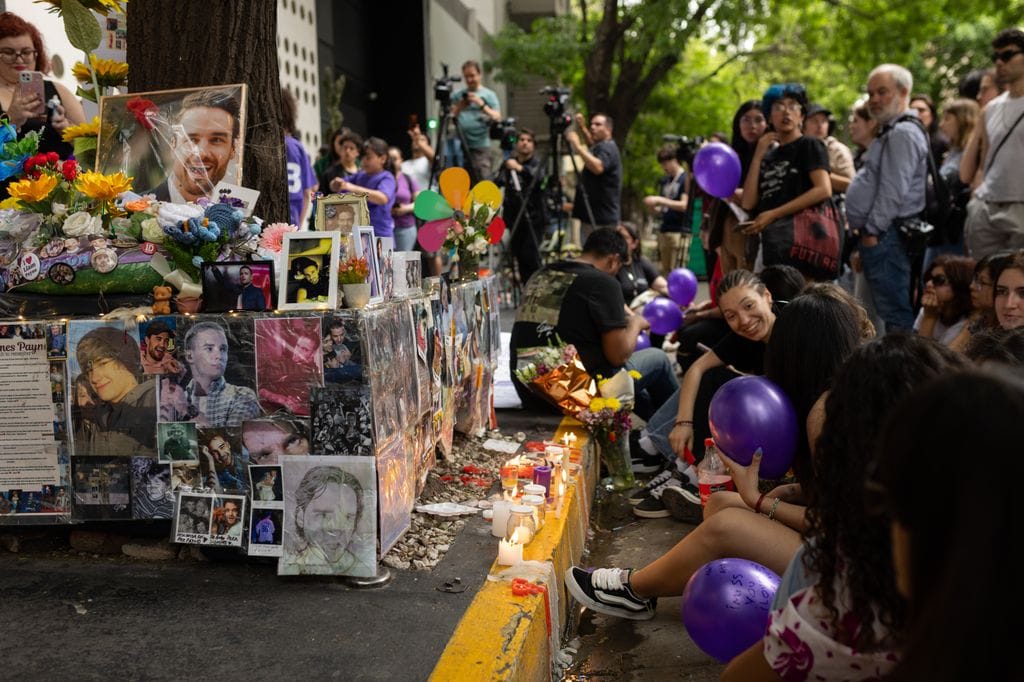 Fans con globos morados visitan el altar conmemorativo del cantante Liam Payne durante el primer aniversario de su muerte afuera del Hotel CasaSur