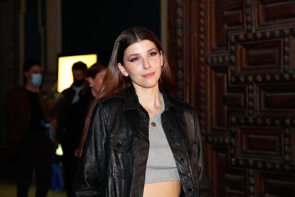 Plano medio de Mafalda de Bulgaria con chaqueta de cuero y top gris