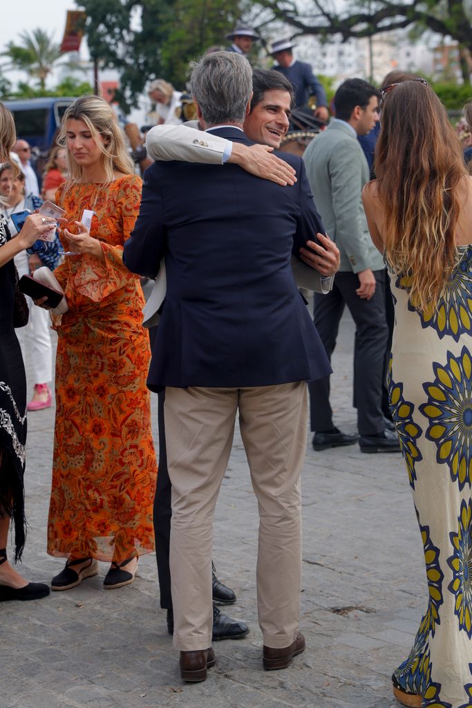 Cayetano Martinez de Irujo saludando a su sobrino Fernando Fitz-James Stuart en una corrida de toros enmarcada en la Feria de Abrill