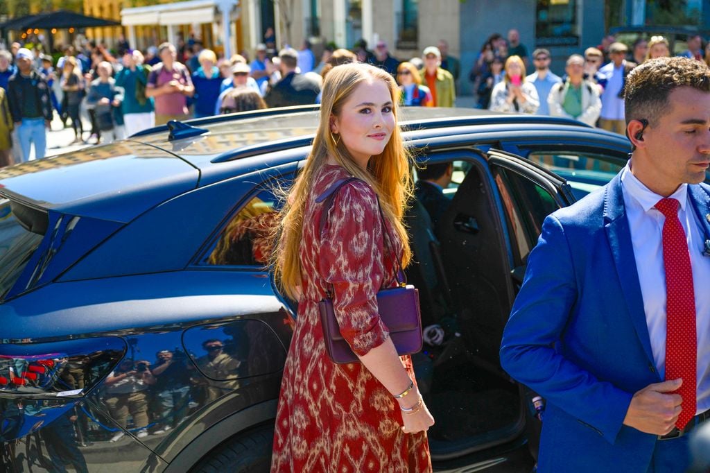 La princesa Amalia de Holanda en el jadrín de tulipanes de la plaza de oriente