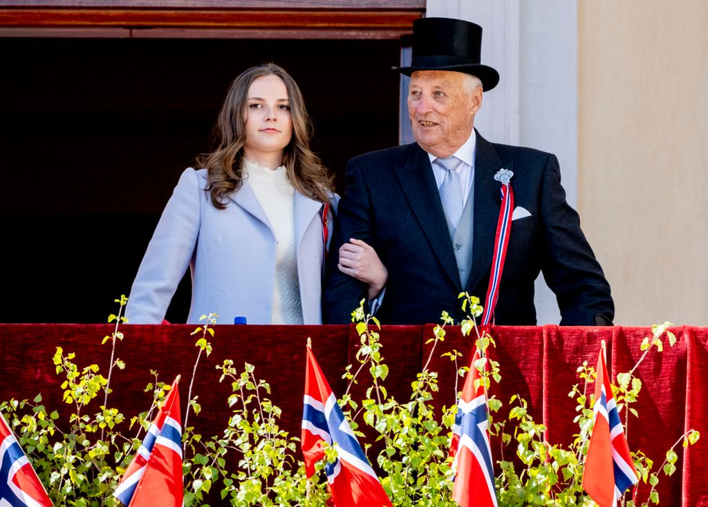 Abuelo y nieta, rey y segunda en la línea sucesoria: Día Nacional de mayo de 2022