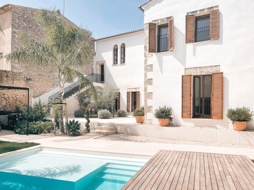 Vivienda con contraventanas de madera