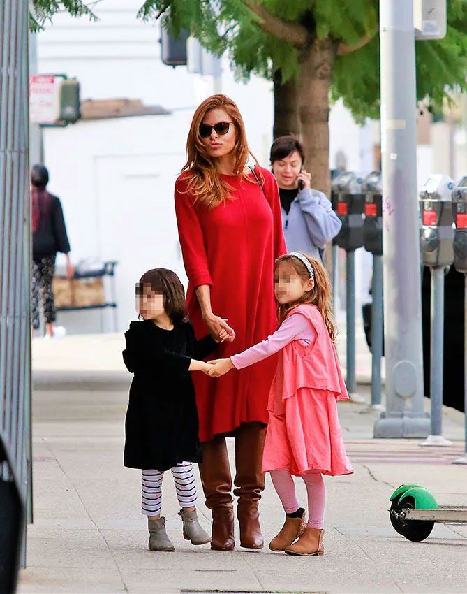 Eva Mendes con sus dos hijas