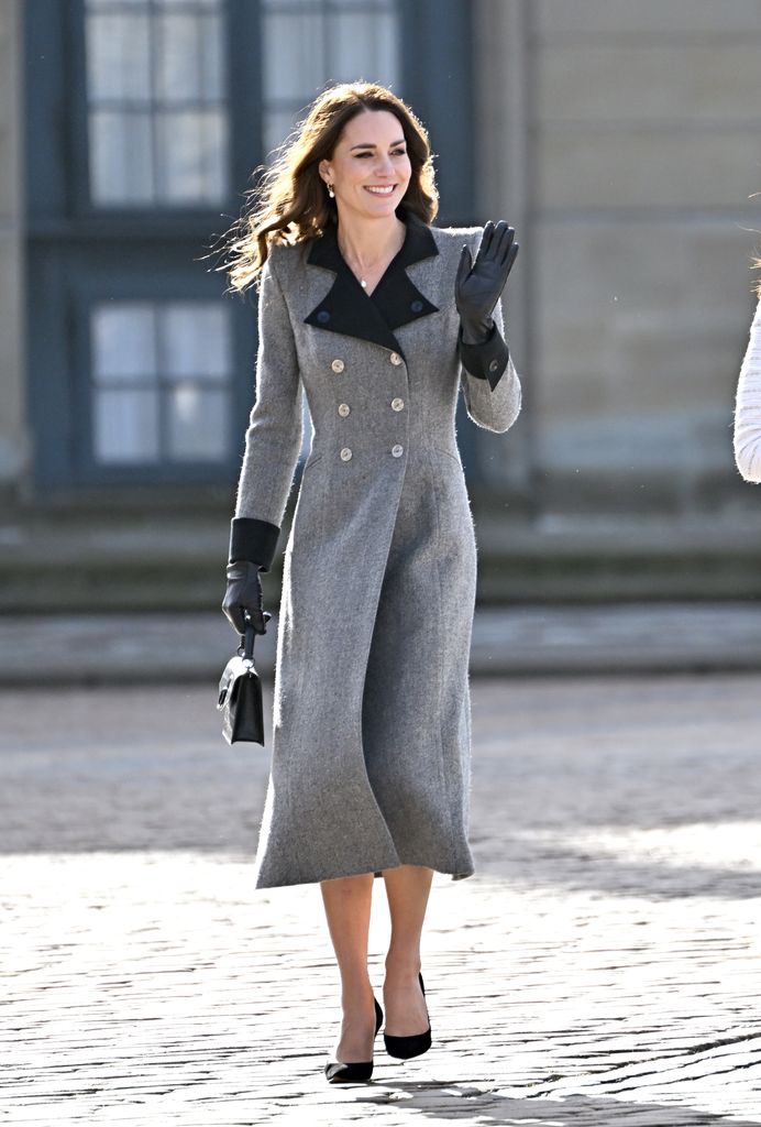 Kate Middleton con abrigo de Catherine Walker. 