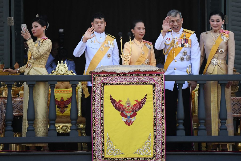 El príncipe Dipangkorn Rasmijoti junto a su hermana Bajrakitiyabha, su padre y la reina Suthida