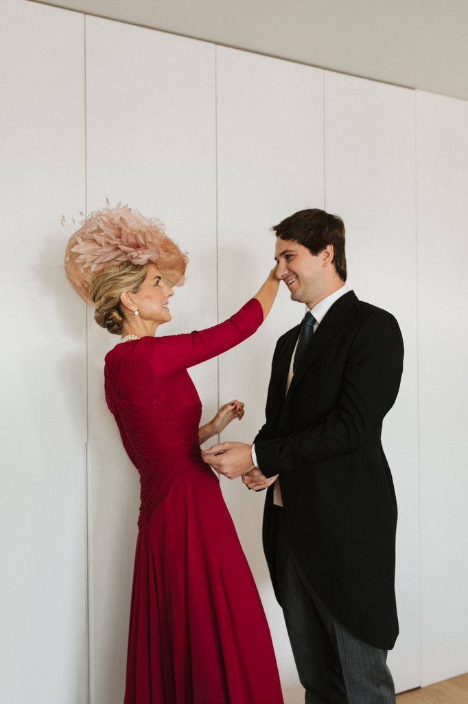 Madrina de boda con vestido de Inés Martín Alcalde y tocado