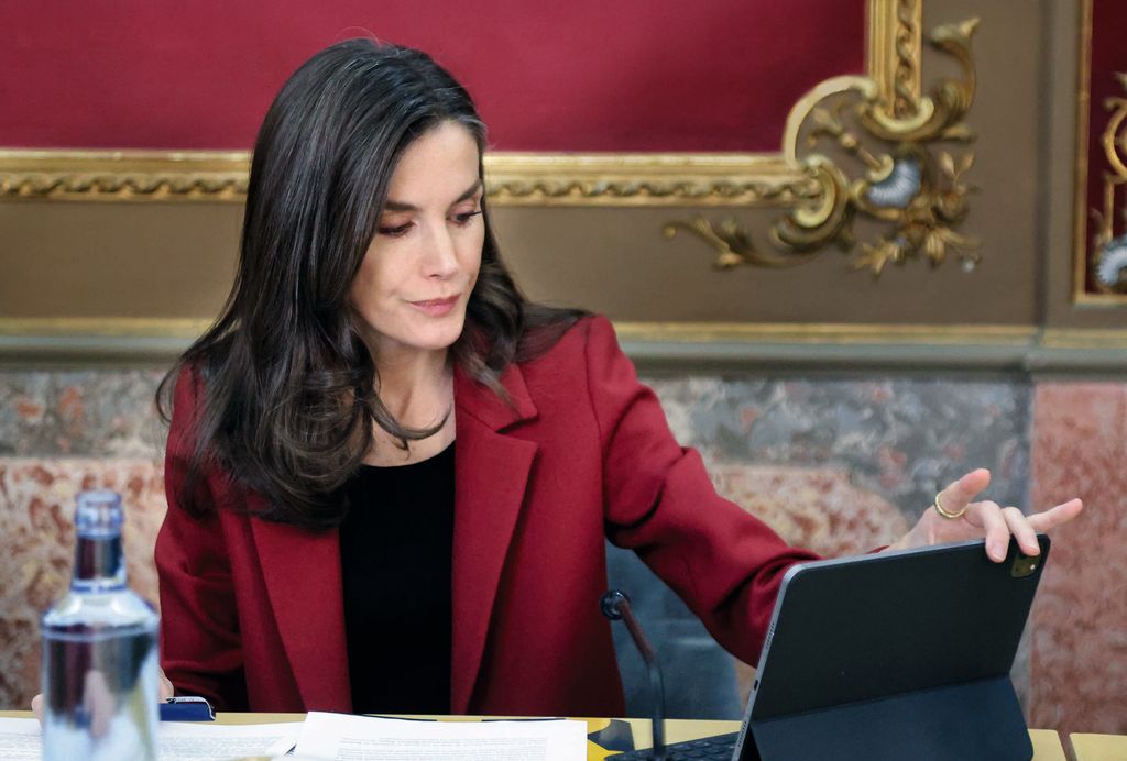 Cumpliendo su promesa de no abandonarlos, los Reyes volvieron a Valencia el pasado día 12, para reunirse con entidades vinculadas a la recuperación de las zonas afectadas por la Dana. Los esperaban cientos de ciudadanos y doña Letizia fue la primera en sumarse a los 'selfis'.