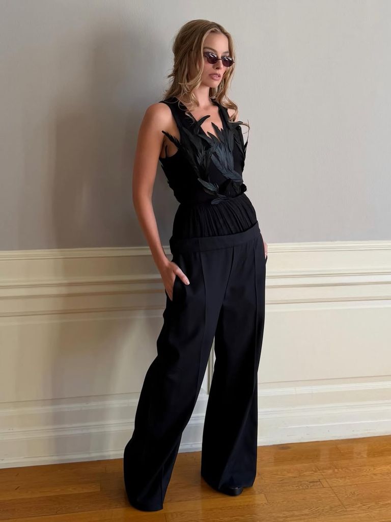 Margot Robbie con top de plumas de Victoria Beckham.