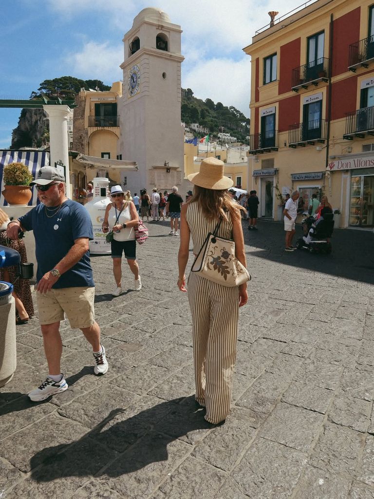Carla Pereyra en su escapada a Capri, Italiana, con Simeone y amigos como Vicky Martín Berrocal.