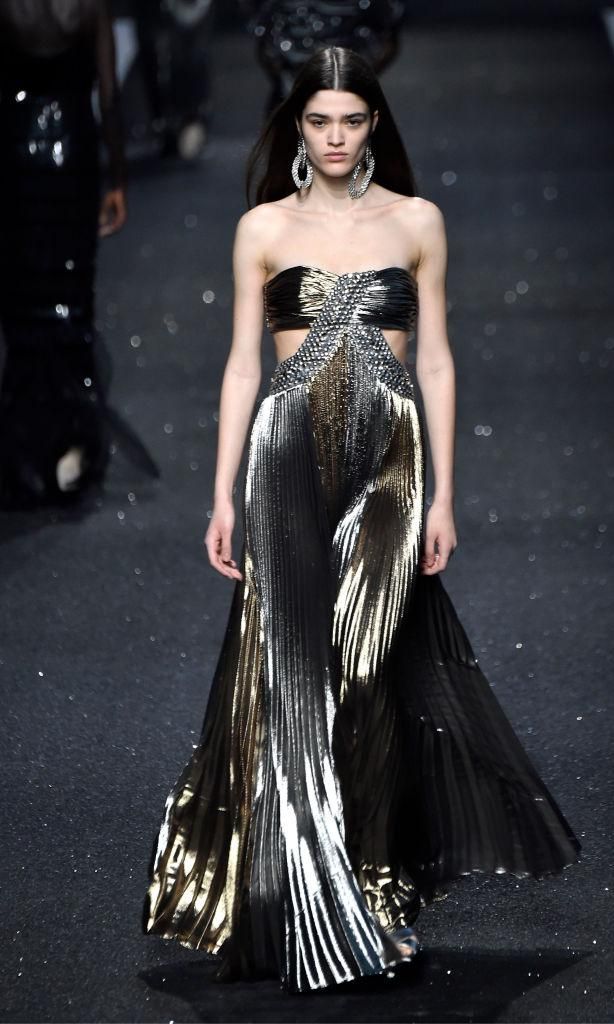 vestido metalizado con detalles plisados de la pasarela de alberta ferreti fall winter 2019