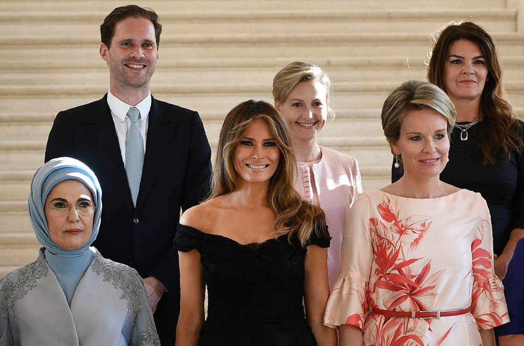 Plano medio de Melania Trump con Matilde de Bélgica y la primera dama de Turquía