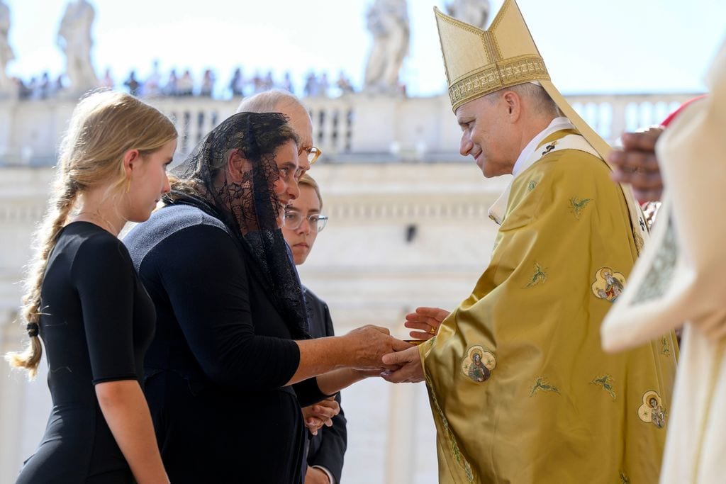 El Papa León XIV con la madre de Carlo Acutis en la misa de canonización en El Vaticano, en la Plaza de San Pedro.
