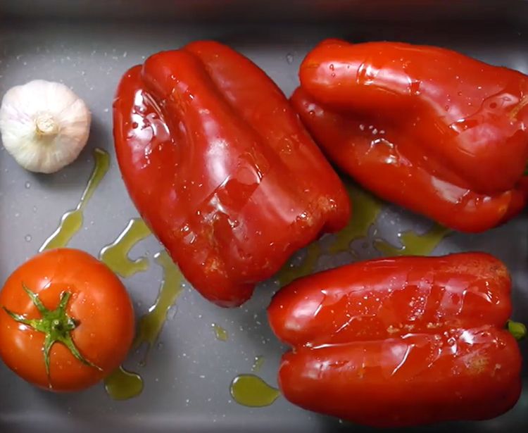 Asa los pimientos sin pelar y con su pedúnculo.