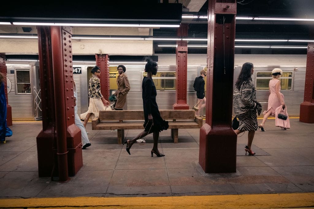 Chanel desfile Metiers D'art 2026 en el metro de Nueva York