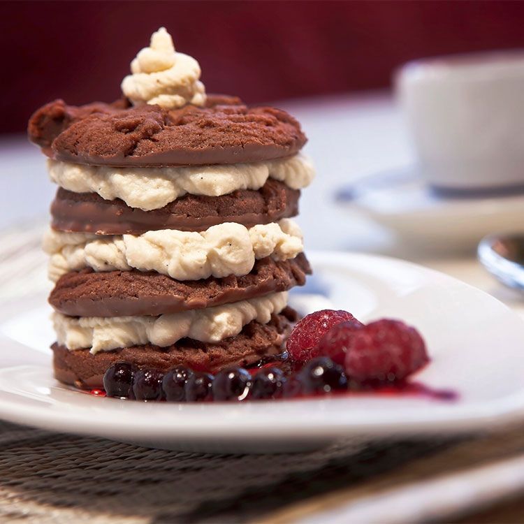 Mini tarta de 'cookies' de chocolate con crema de mascarpone y salsa de frutos rojos