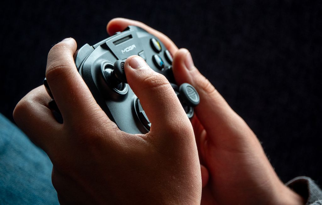 Niño jugando a videojuegos