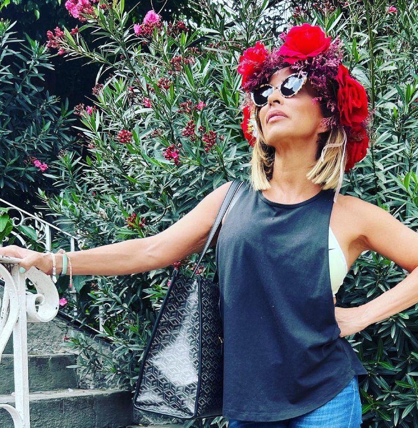 María Patiño con flores en la cabeza
