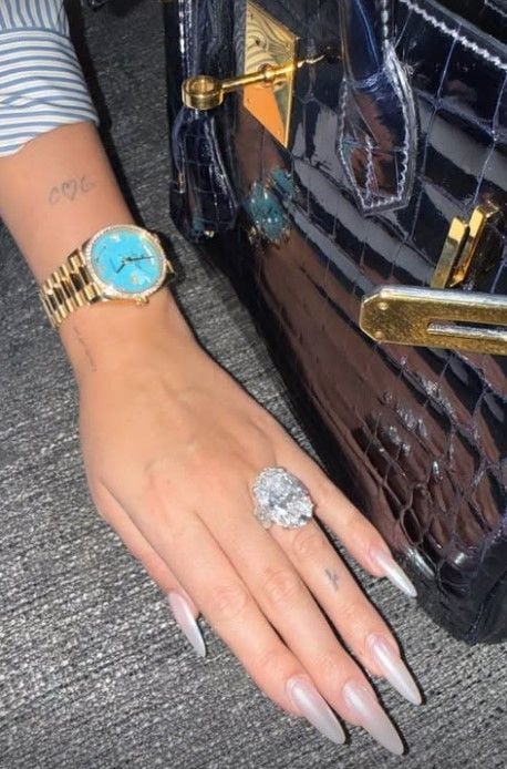 La manicura de Georgina Rodríguez: larga y en tono perlado