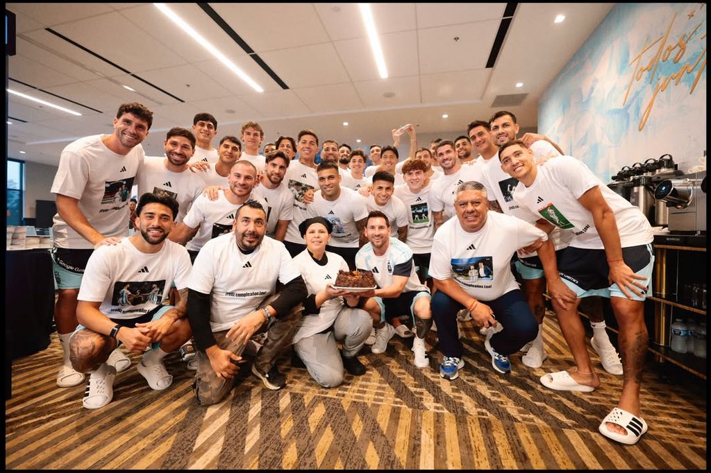 La Selección Argentina sorprendió a Messi con un detalle de playeras personalizadas por su cumpleaños