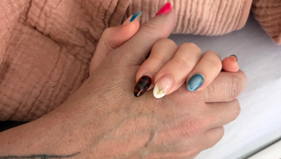 Rebecca agarrando la mano de su hija en sus últimos momentos de vida