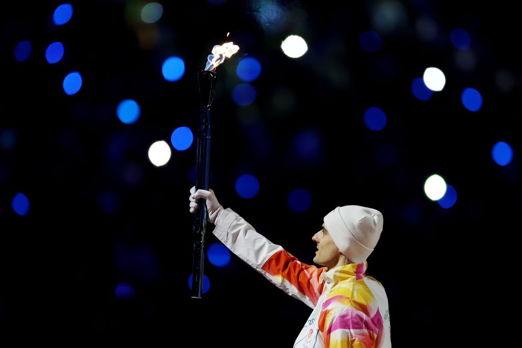 La antorcha olímpica dentro del estadio durante la ceremonia inaugural de los Juegos Olímpicos de Invierno