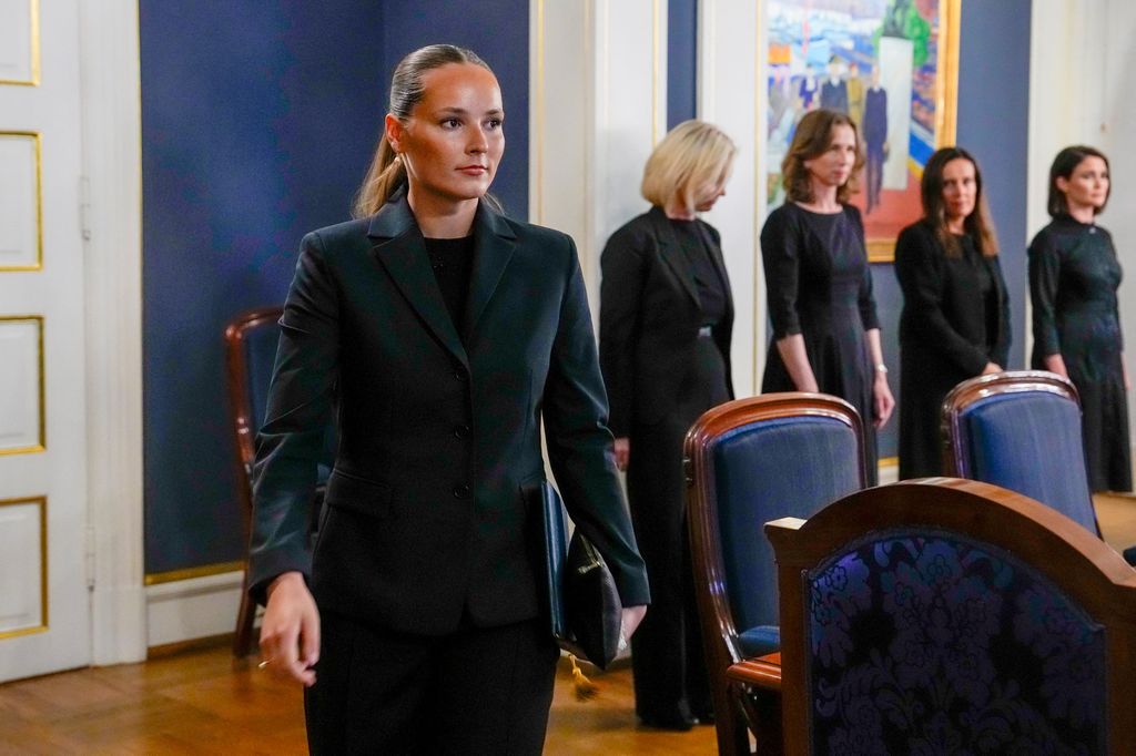 La princesa Ingrid, a su llegada a la reunión extraordinaria del Gabinete en el Palacio Real, tras la muerte de su abuelo, el rey Harald