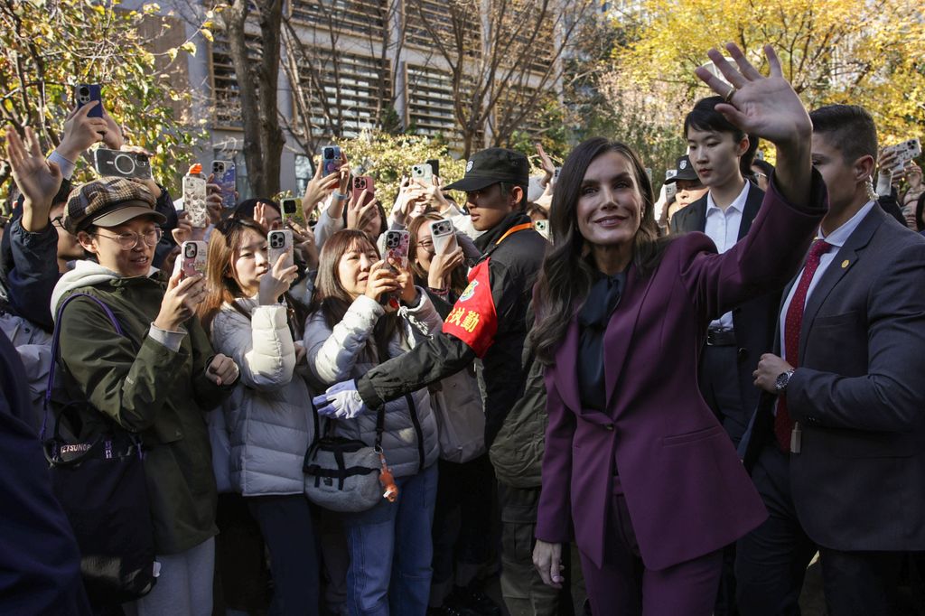 La Reina Letizia saludando a los estudiantes a su llegada a la Universidad de Estudios Extranjeros en Pekín