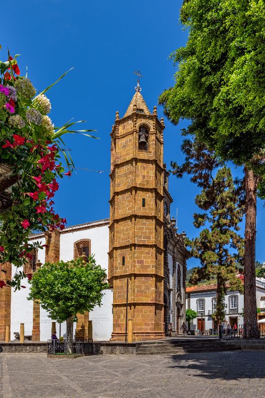 3. Pueblos que enganchan: cascos antiguos, balcones de madera y plazas con vida