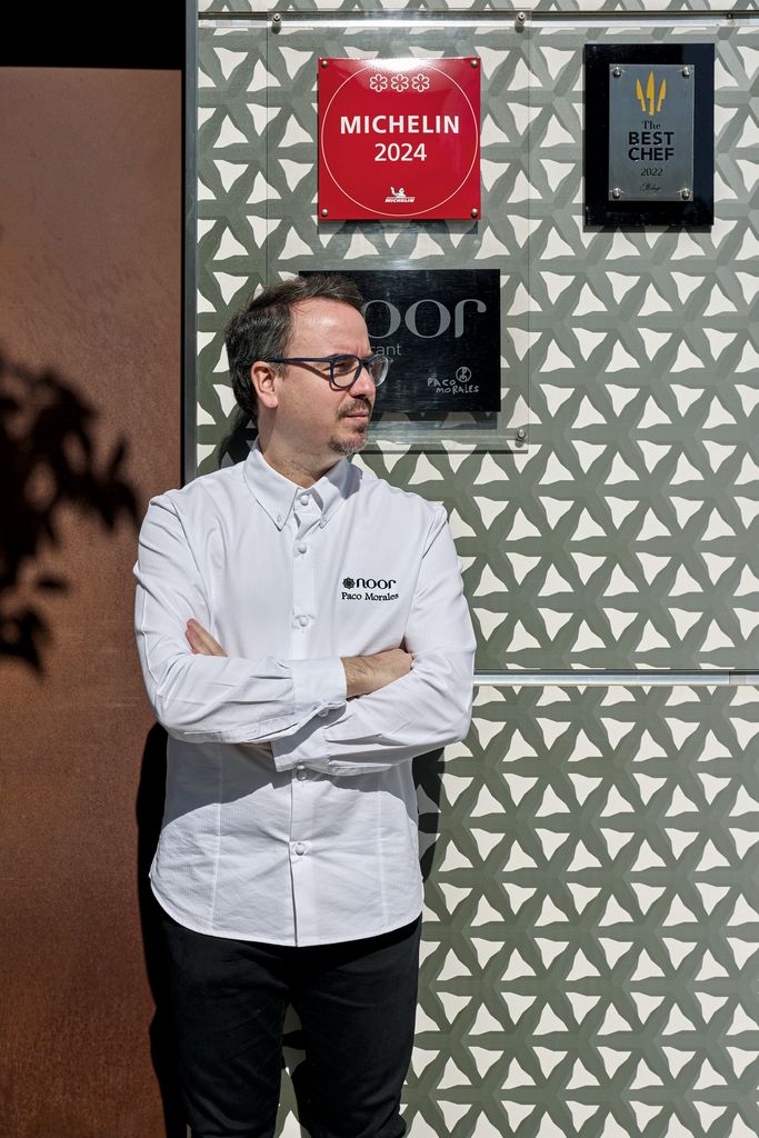 Paco Morales, en la puerta de su restaurante Noor, premiaodo con tres estrellas Michelin. 