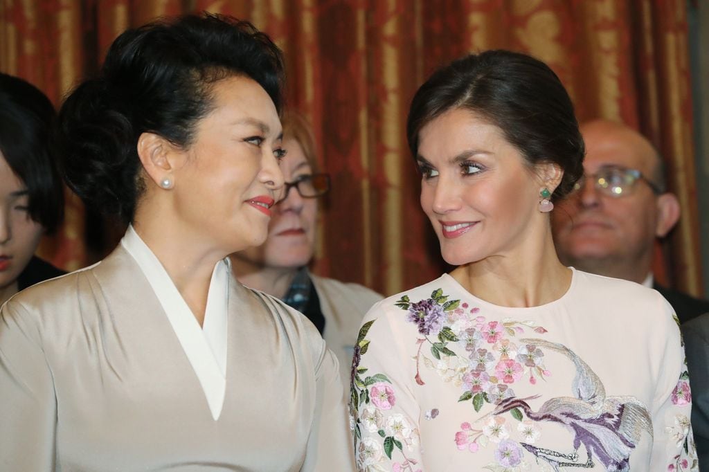 Dos imágenes de la reina Letizia y la primera dama china en el Teatro Real de Madrid durante el primer día de visita de Estado del mandatario chino a España en noviembre de 2018