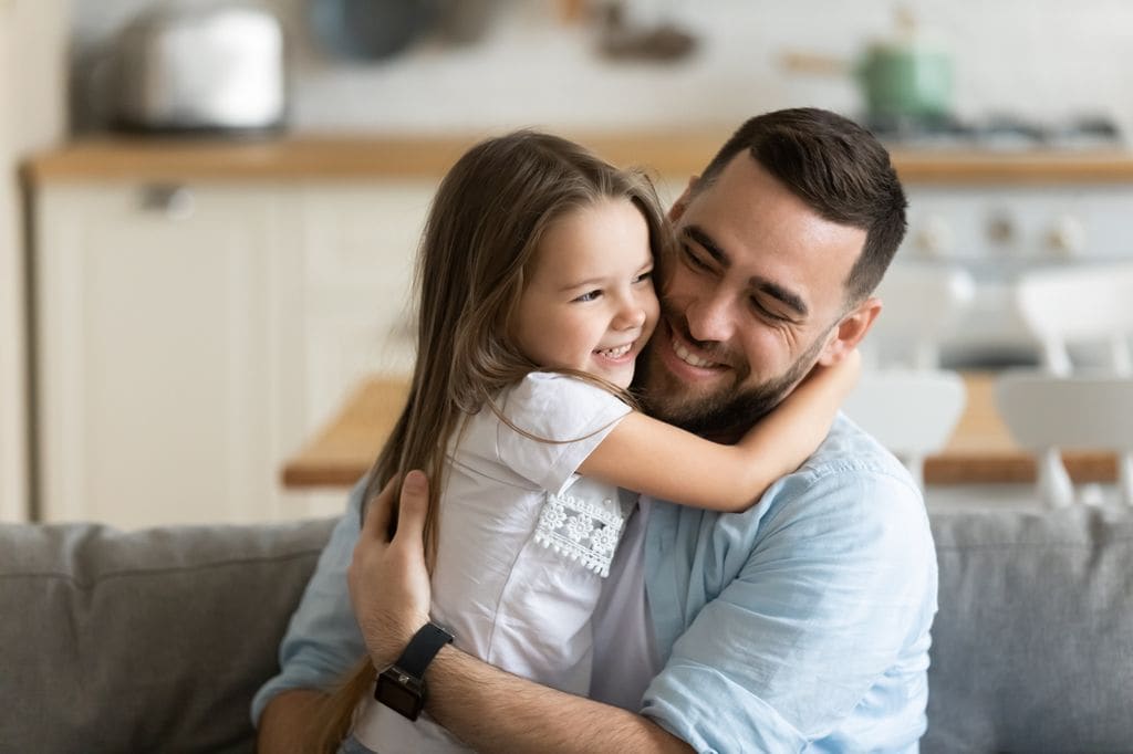 Padre abrazando a su hija