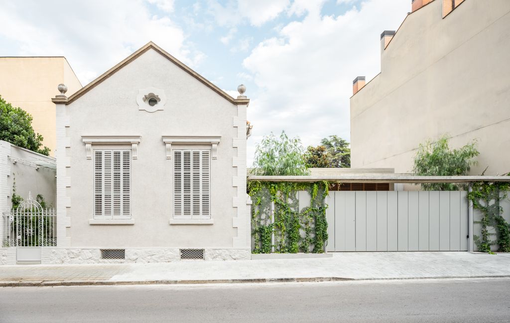Vista desde la calle de la vivienda casi centenaria y el volumen que la amplía, de factura contemporánea