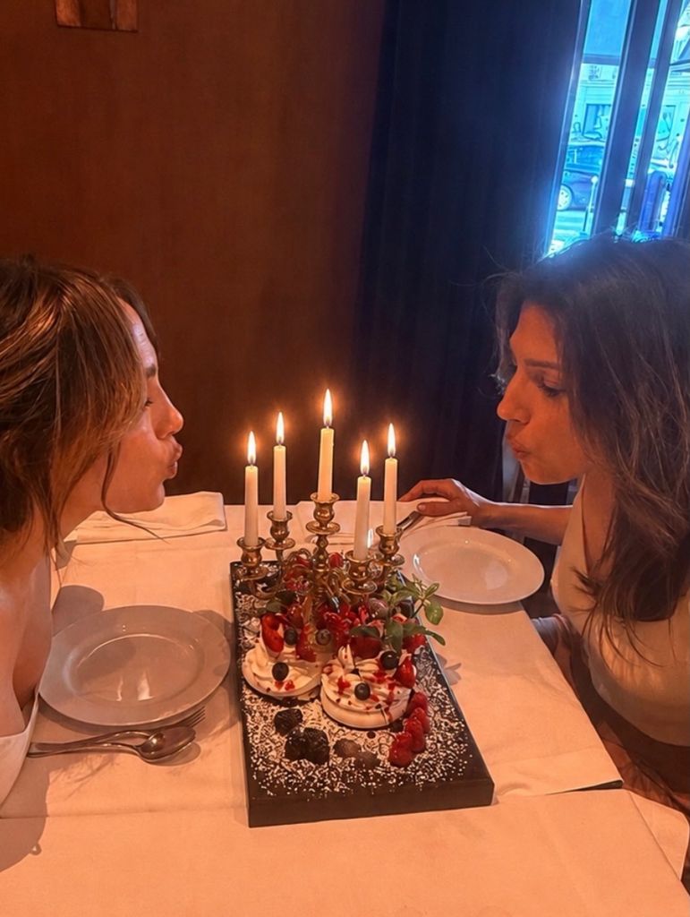 Jennifer Lopez y su hermana Lynda celebraron sus cumpleaños en medio de su viaje a Europa.