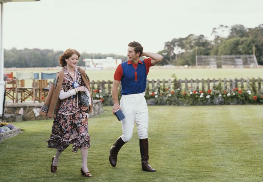 Sarah Spencer con su futuro cuñado, el príncipe Carlos, en un partido de polo en julio de 1977. Ella es la hermana mayor de Diana, la futura princesa de Gales.