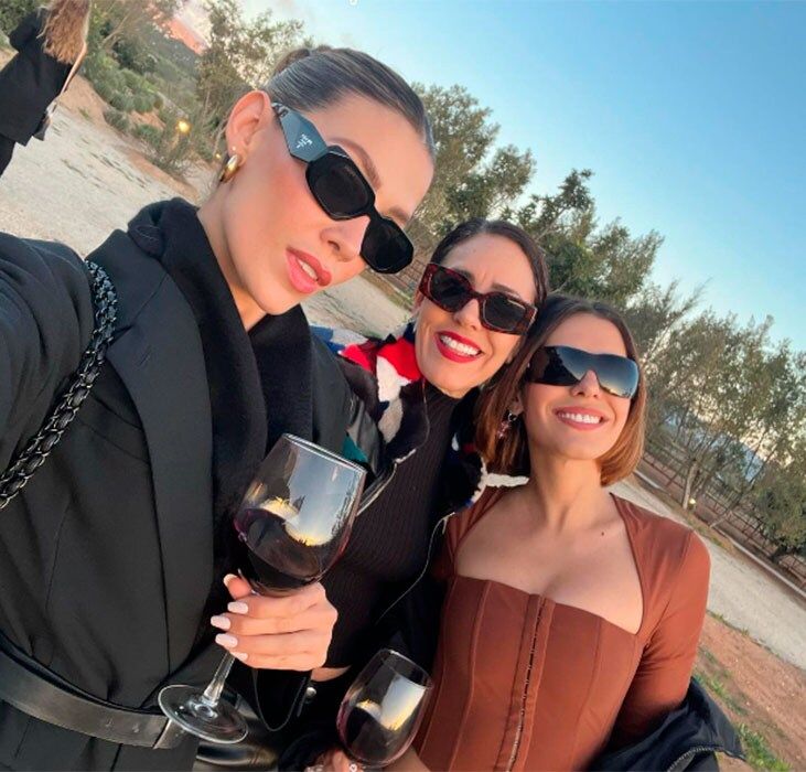 Stephanie Salas con sus hijas