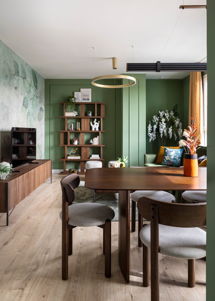Salón con molduras y paredes verdes. 