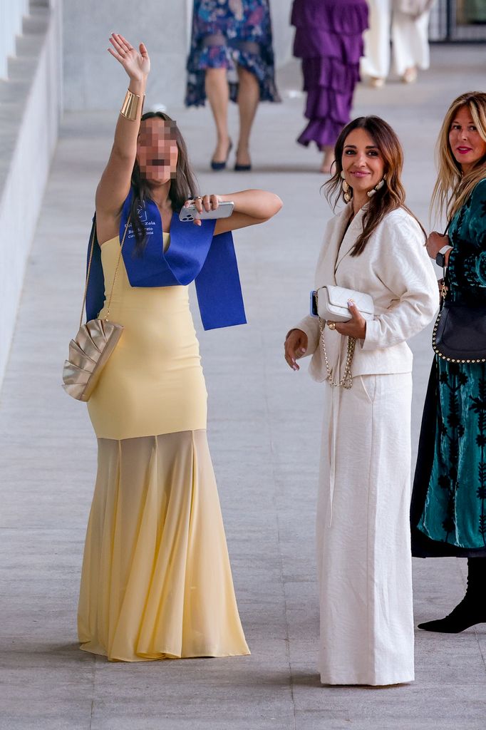 Paula Echevarría con traje blanco en la graduación de su hija con David Bustamante.