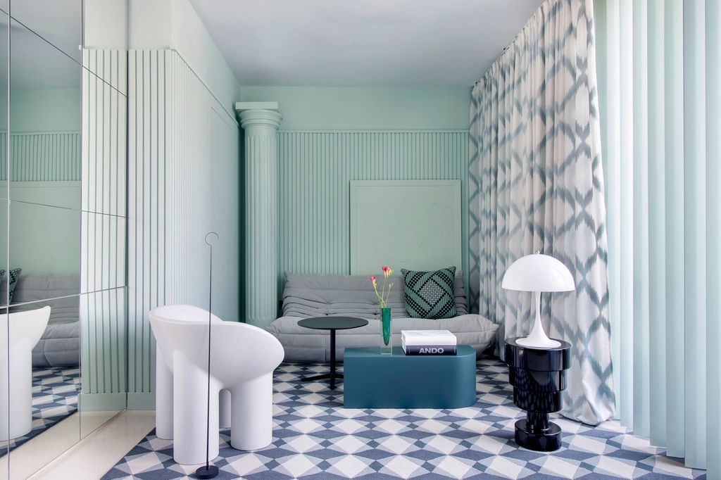 Salón del piso en Valencia de Sigfrido Serra, una vivienda a la que el interiorista apoda ‘la casa verde’ porque una tonalidad verde Prada muy suave tiñe las paredes