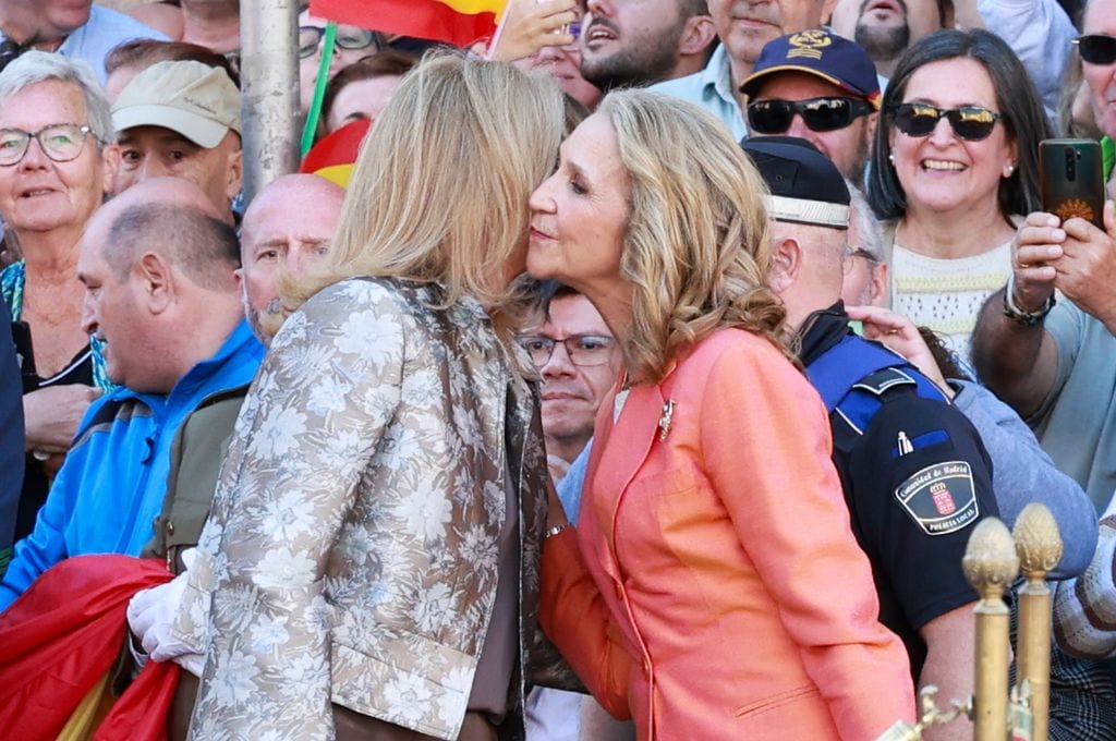 Las infantas Elena y Cristina en el izado de la bandera en Torrejón de Ardoz
