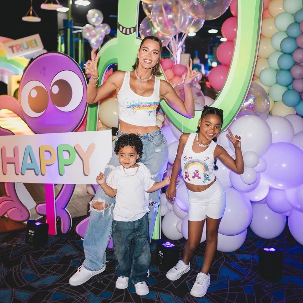 Khloé Kardashian celebra los siete años de True con una colorida fiesta ...