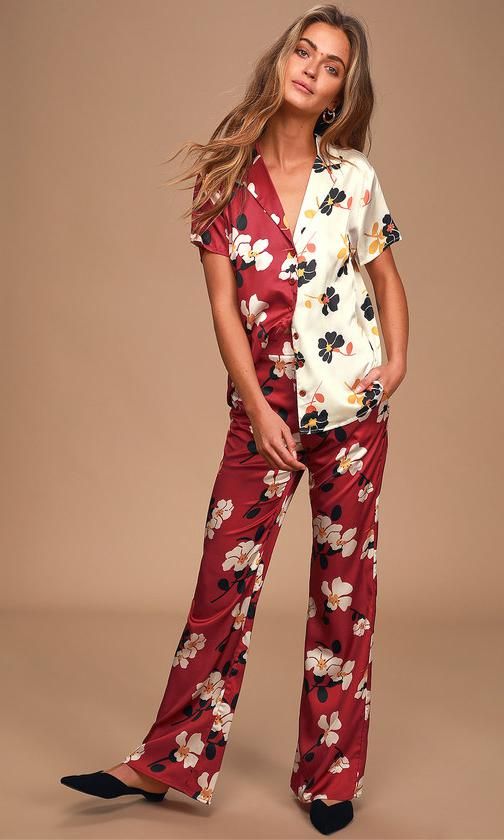 traje satinado de flores de lulus