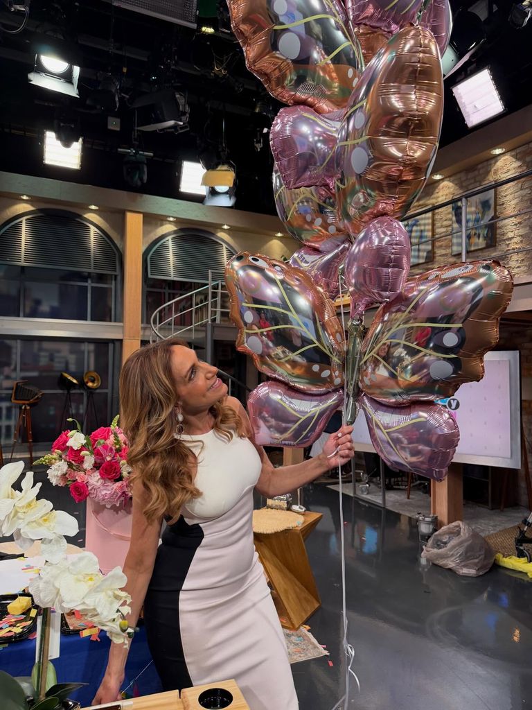 Lili Estefan durante el festejo de su cumpleaños, usando el vestido del debut de Lina Luaces