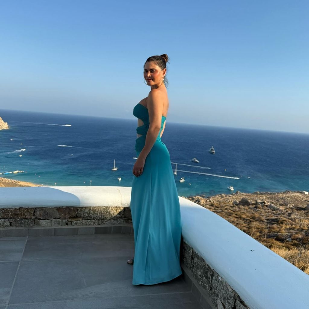 'Chiqui' Delgado compartió un espectacular posado con el mar Mediterráneo como telón de fondo.